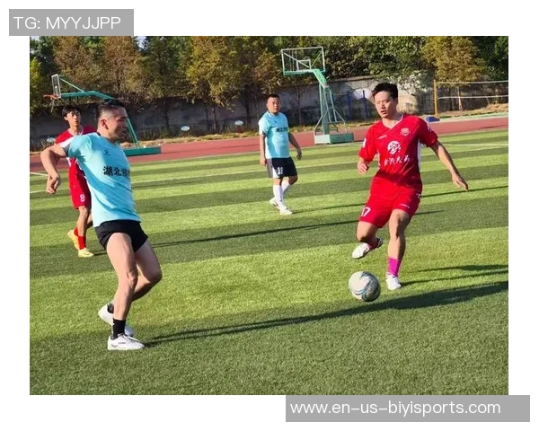 燃情绿茵场上的足球火焰图片展现激情与梦想的碰撞与绽放